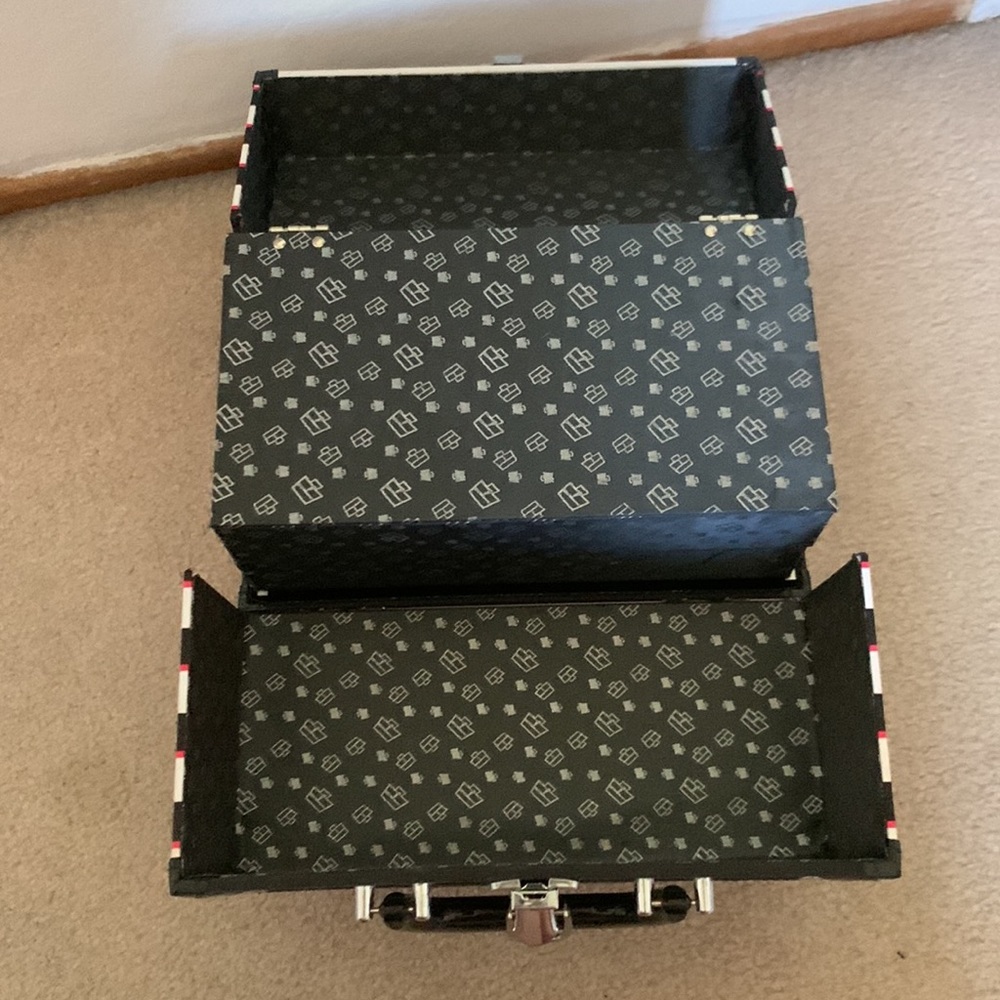 Makeup Container - Picture 4 of 4
